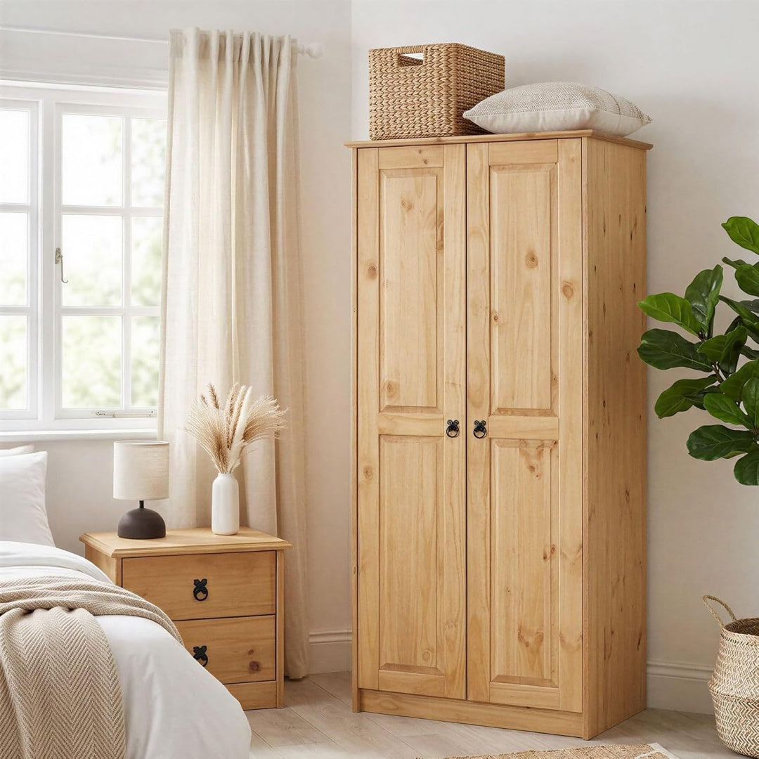Une touche de caractere, armoire avec portes, aux accents metalliques dans un ton noir et bois naturel, refer