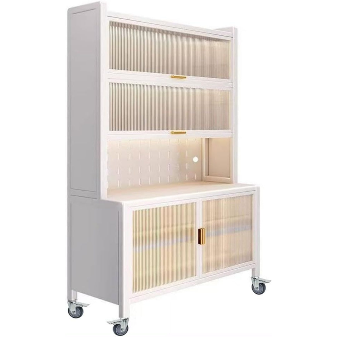 Une silhouette equilibree pour ce buffet avec portes, avec etageres, teinte blanc et vert, reference YJ864134