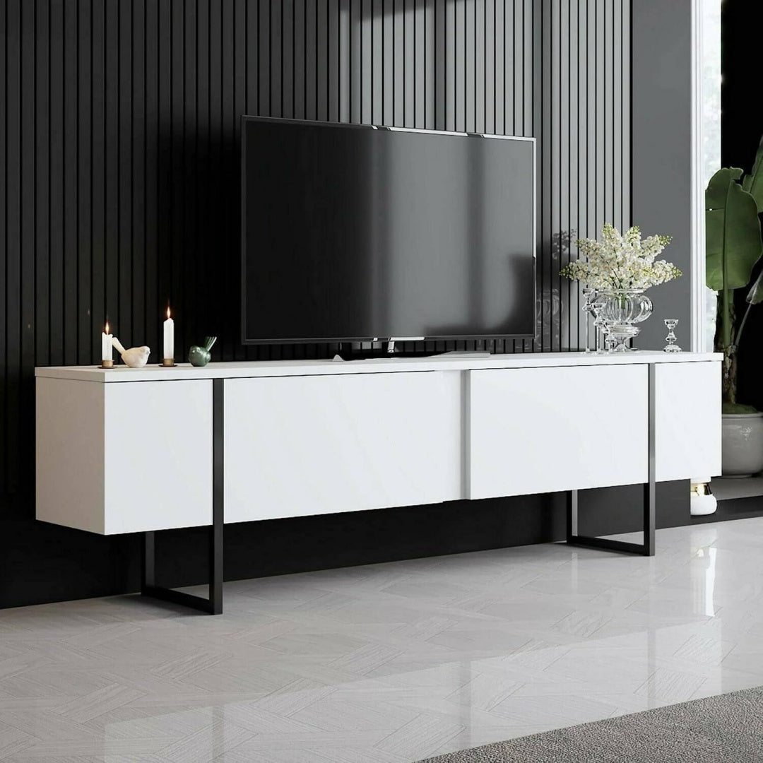 Un espace mieux organise grace a ce buffet avec etageres, aux accents metalliques, finition blanc et noir, re